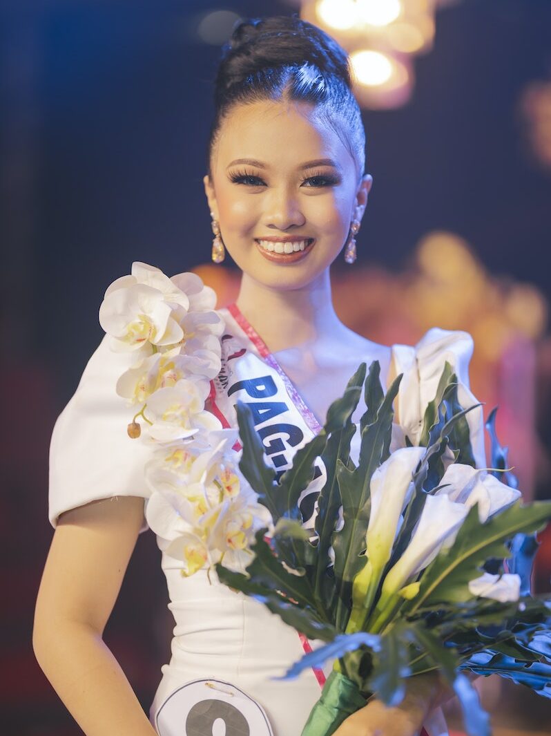 Reine de beauté tenant une fleur