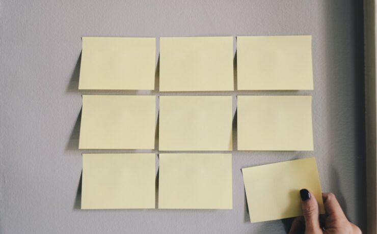 six notes autocollantes blanches post it yellow paper office tasks