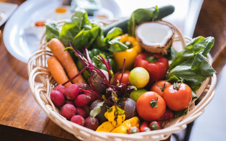 legumes dans un panier brun tressé