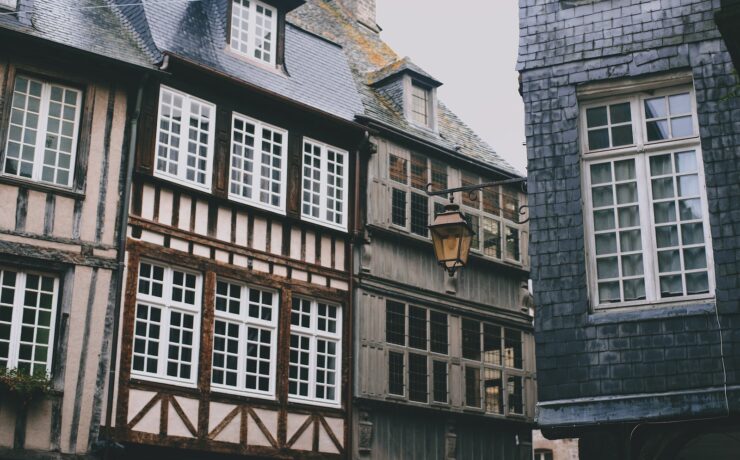 Rue historique de la ville avec des maisons typiques de style bavarois avec des charpentes en bois décoratives à la lumière du jour.