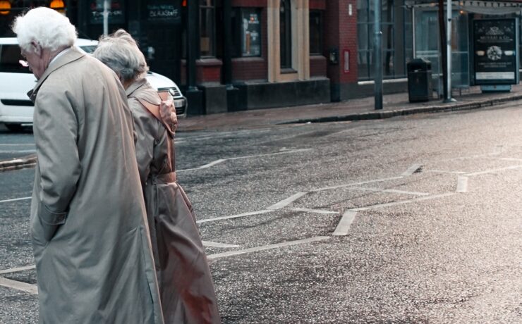 couple d'amoureux traversant la rue