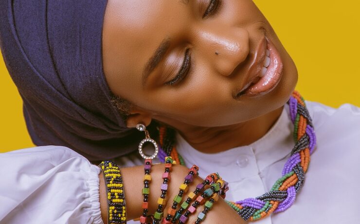 Mannequin africain souriant portant un turban bleu foncé