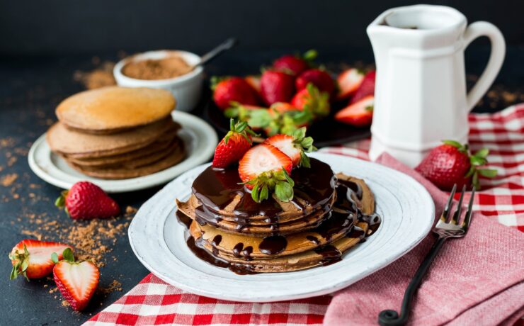 crêpe au sirop de chocolat sur assiette en céramique, petit déjeuner sucré