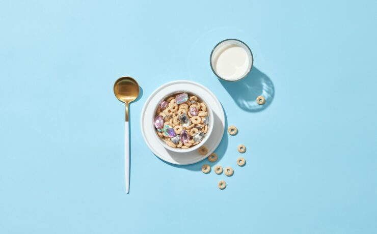 cereales dans un bol a cote d'un verre de lait