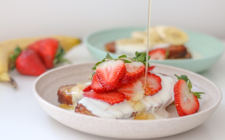 toast sucré avec fraise et miel