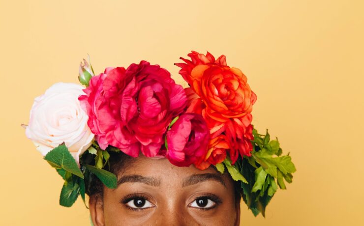 fille portant un bandeau de fleurs, couronne anniversaire