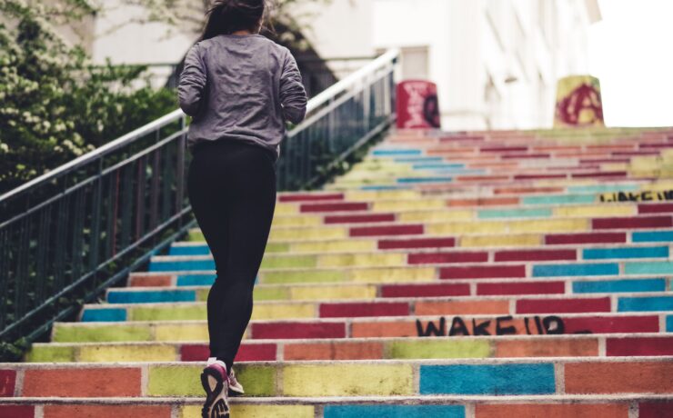 femme courant dans l'escalier d'une chambre city wellness