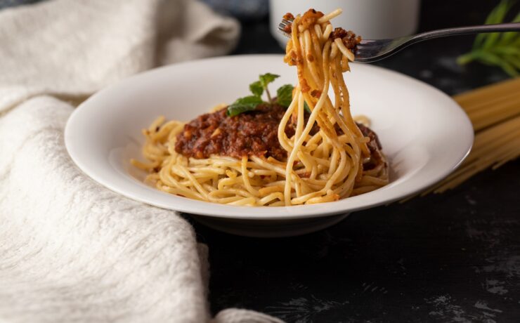 plat de pâtes sur assiette en céramique blanche, spaghetti bolognaise