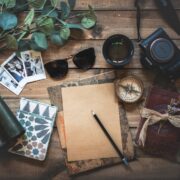 photo d'objets assortis sur une table en bois