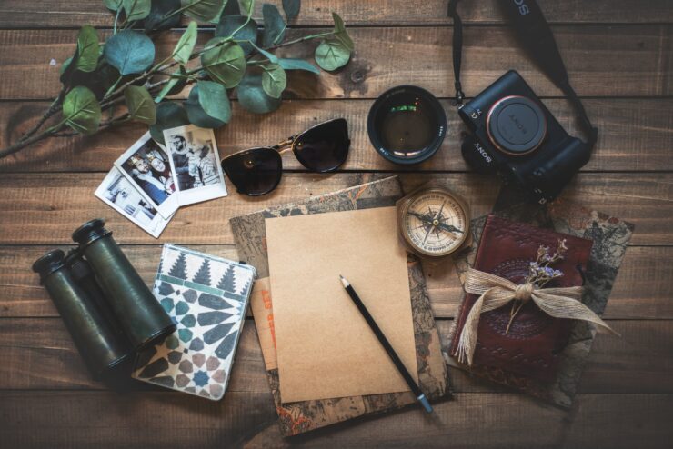 photo d'objets assortis sur une table en bois