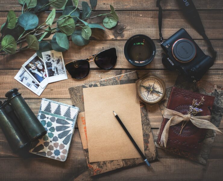 photo d'objets assortis sur une table en bois