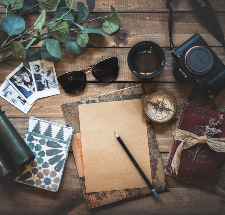 photo d'objets assortis sur une table en bois