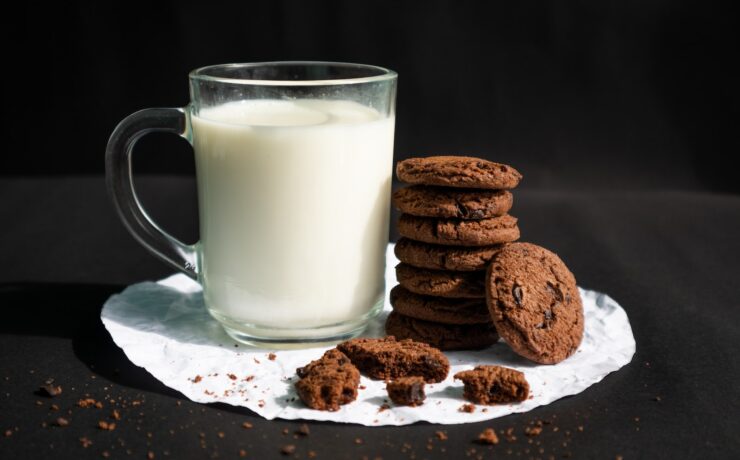 mug en verre transparent, biscuits et lait, biscuits chocolat