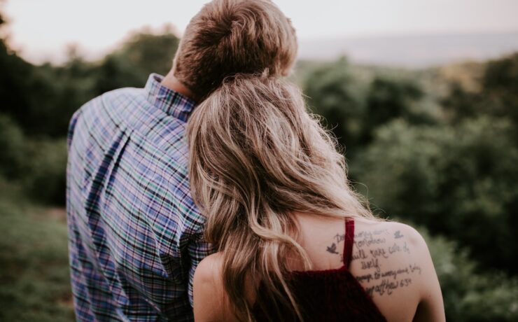 couple debout sur une montagne amour étreinte petit ami petite amie blonde amis partenaires