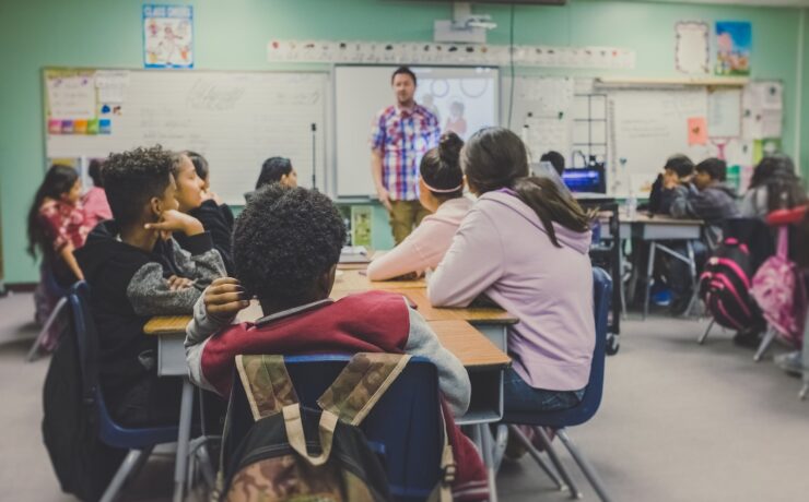 homme et femme assis sur des chaises, salle de classe, école, leçon, attention, apprentissage