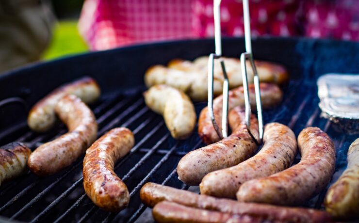 saucisse grillée sur un grill en plein air