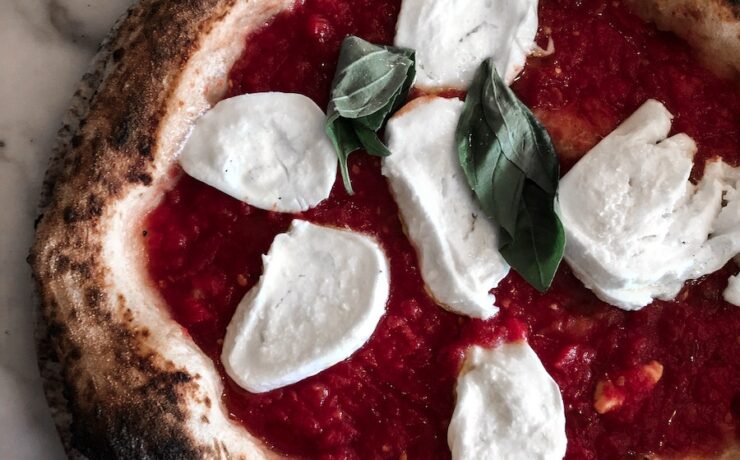 Pizza basilico mozzarella pomodoro