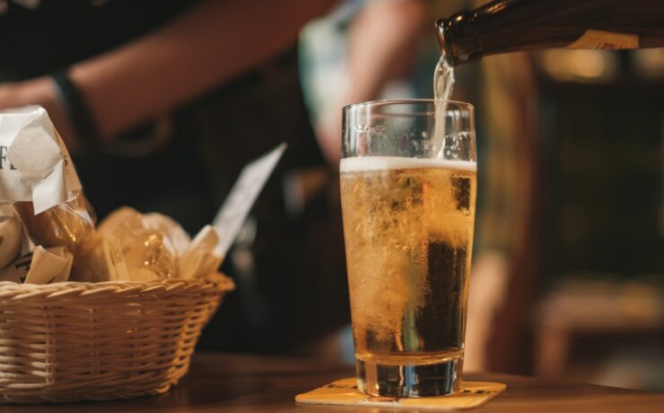 verre à boire transparent avec de la bière