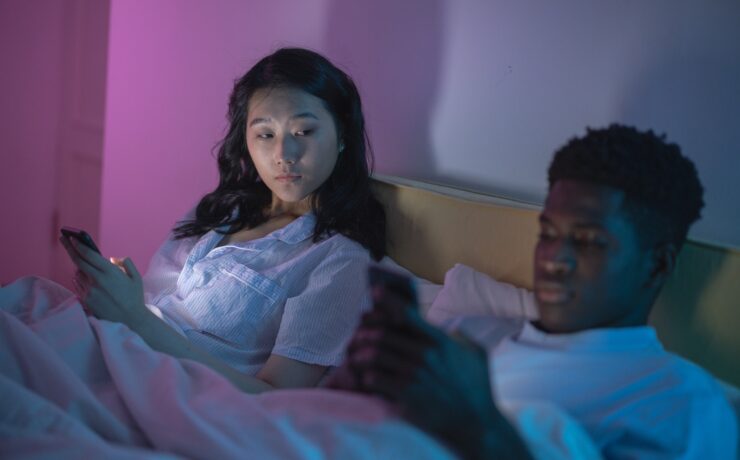 Une femme regarde le téléphone d'un homme