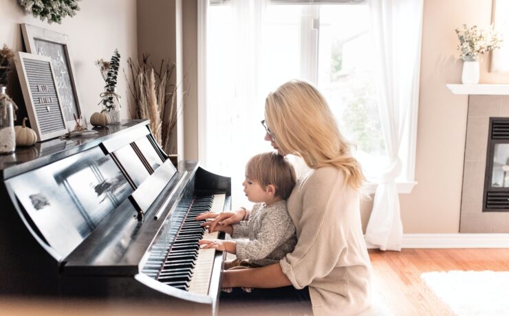 femme et enfant jouant du piano