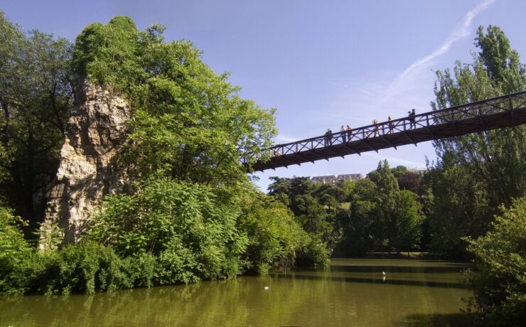 passerelle suspendue dans le parc des buttes-chaumont à paris