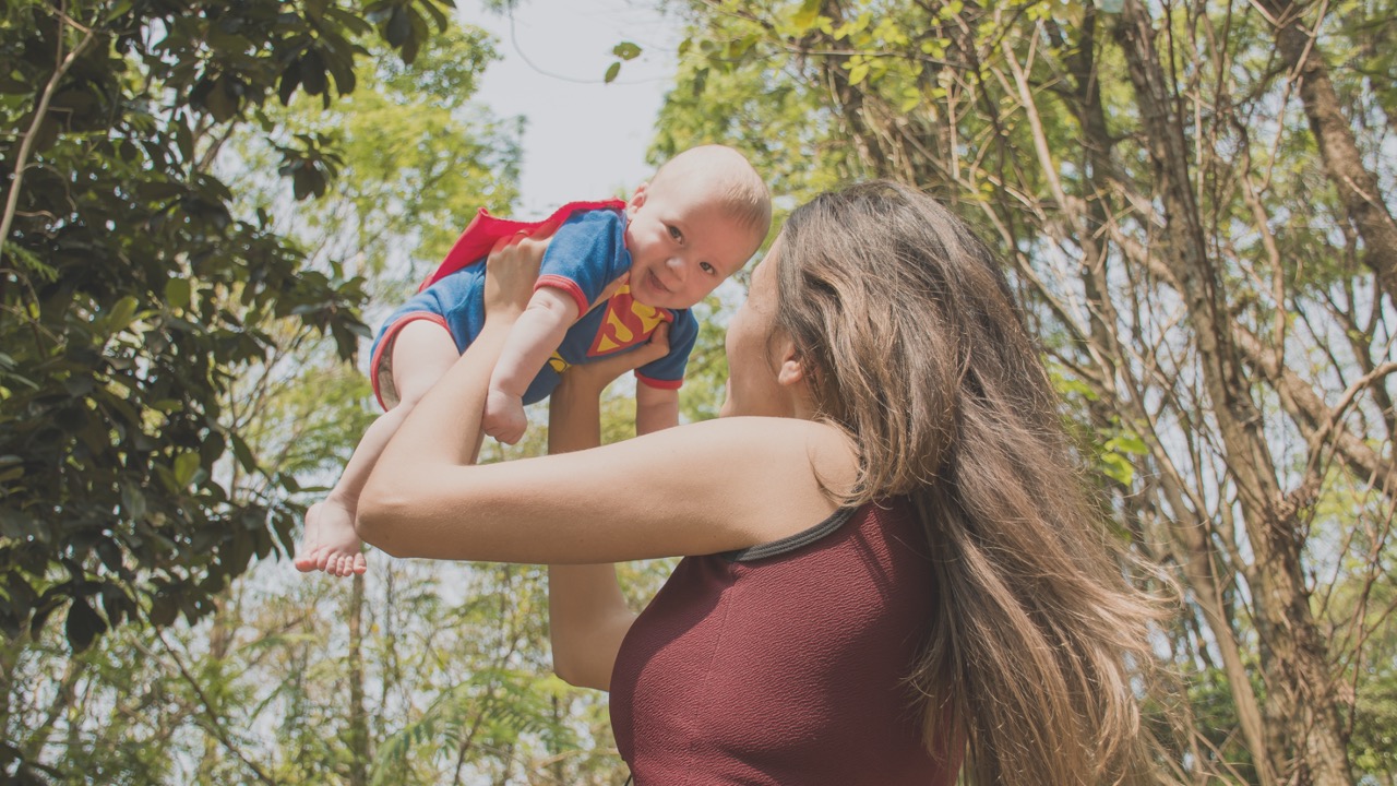 mãe criança superman menina