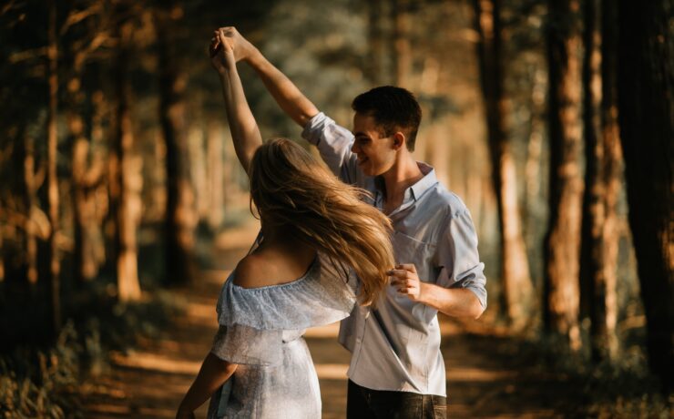 homme et femme dansant au milieu des arbres