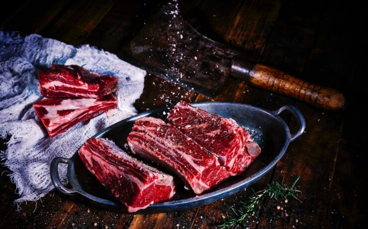 tranches de viande sur table en bois noir steak salé