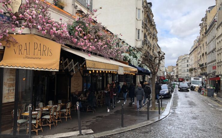 une rue de paris avec ses cafés