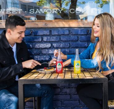 homme et femme assis à table