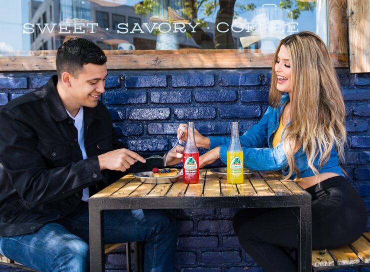 homme et femme assis à table