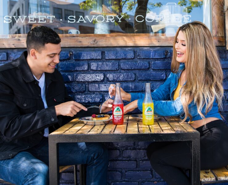 homme et femme assis à table