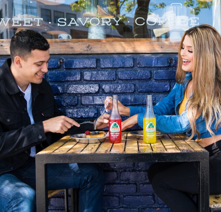 homme et femme assis à table