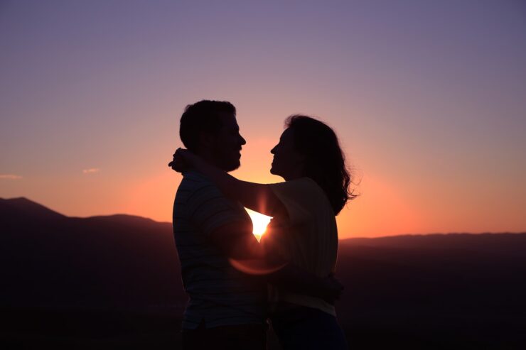 silhouette d'un couple qui s'embrasse