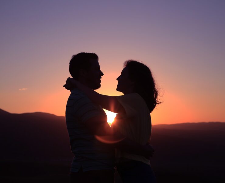 silhouette d'un couple qui s'embrasse