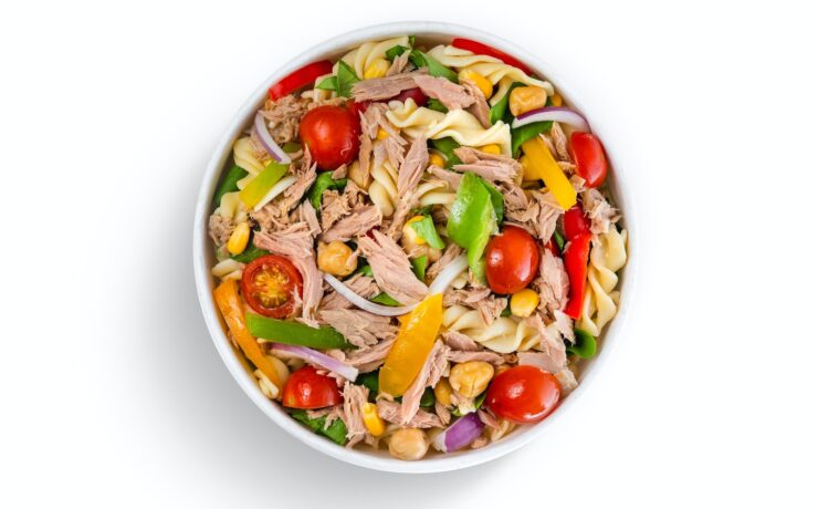 salade de légumes dans un bol en céramique blanche