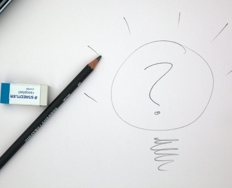 crayon noir sur papier d'impression blanc