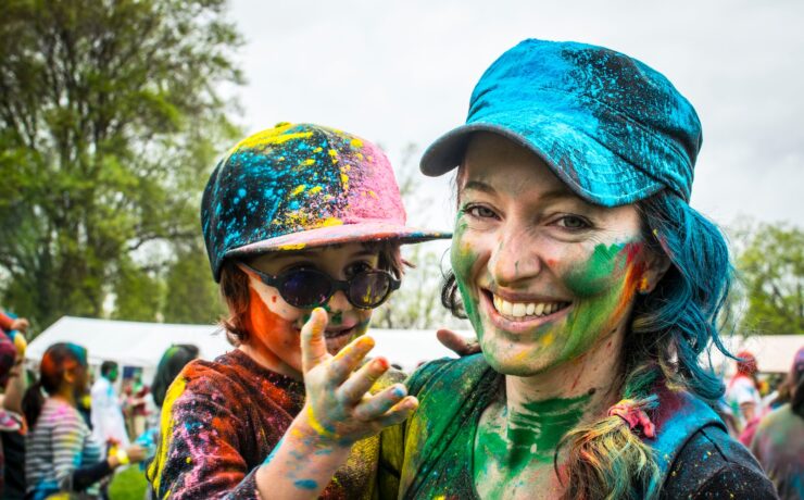 femme portant un enfant lors d'une course colorée