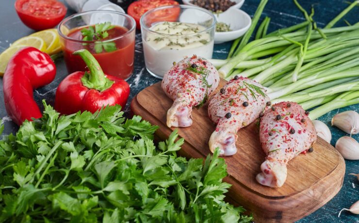 cuisses de poulet sur une planche en bois