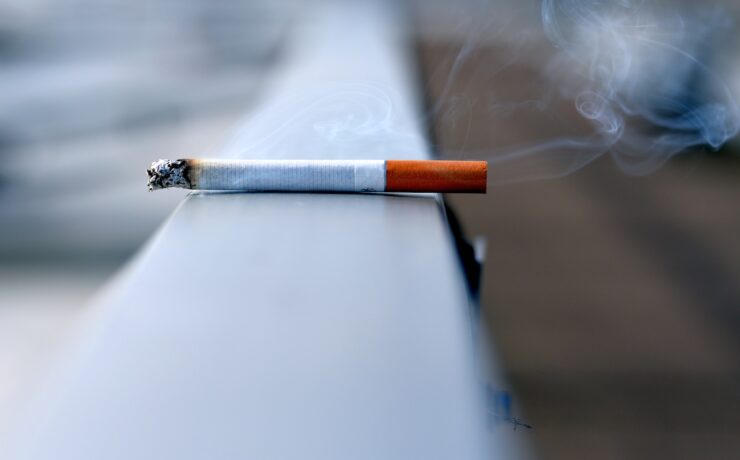 bâton de cigarette blanc sur un mur blanc