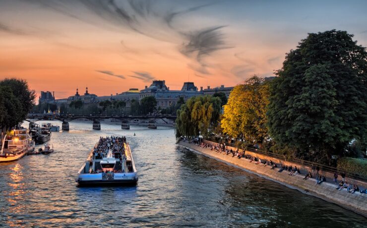 bateau naviguant sur la Seine à paris au coucher du soleil