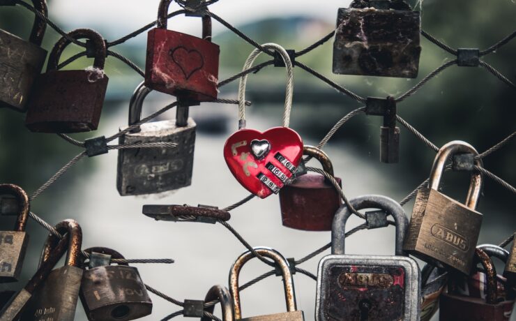 cadenas sur la clôture pendant la journée