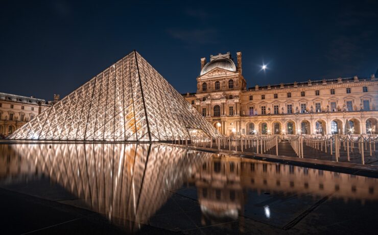 Le musée du Louvre et la pyramide la nuit