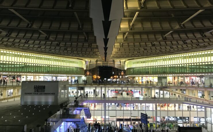 photographie de paysage de l'intérieur d'un centre commercial