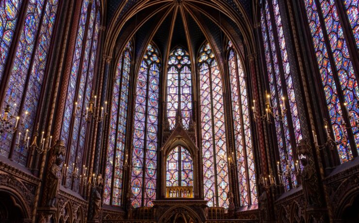 les vitraux de la sainte-chapelle de paris, vue de l'intérieur