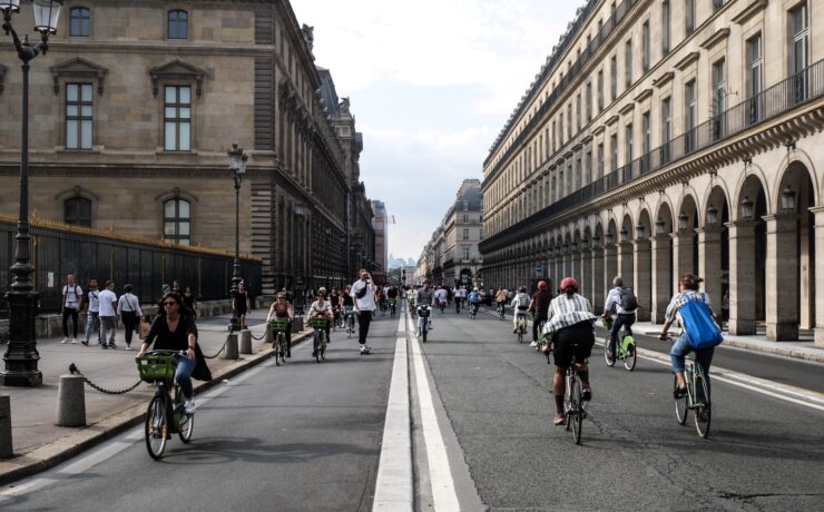 personnes marchant le long de la rue de rivoli à paris