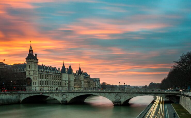 la seine, les ponts de paris, la conciergerie