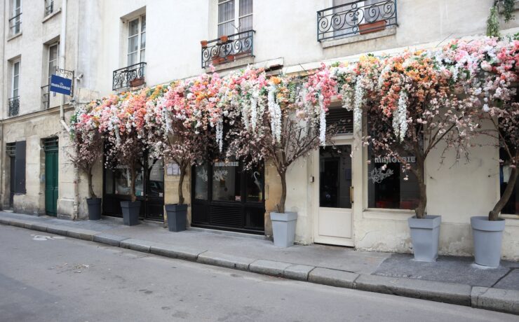 immeuble avec des fleurs à l'extérieur, marais, paris, france