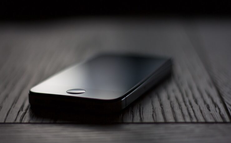 shallow focus photography of space gray iPhone 5s smartphone off