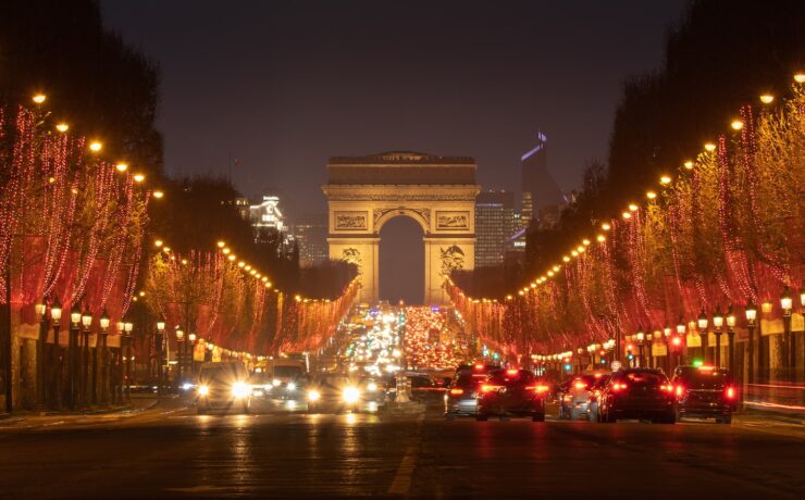 champs elysées à paris la nuit